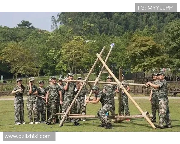 足球明星挑战极限爬墙高清图片展现运动魅力与勇气