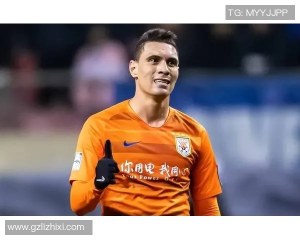 足球明星展现风采戴袜套照片引发球迷热议与关注